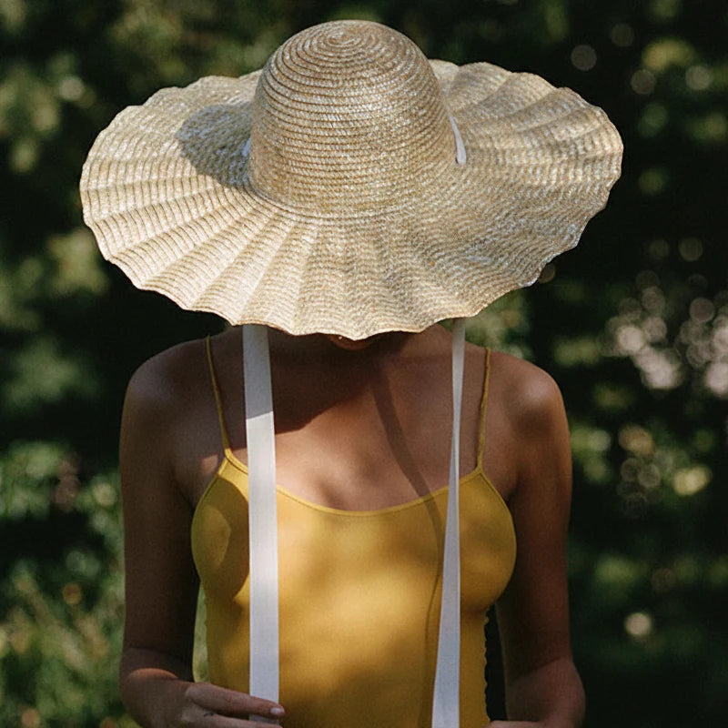 Chapeau de Paille Femme – Bord Large Ondulé avec Cordons