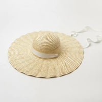 Chapeau de Paille Femme – Bord Large Ondulé avec Cordons