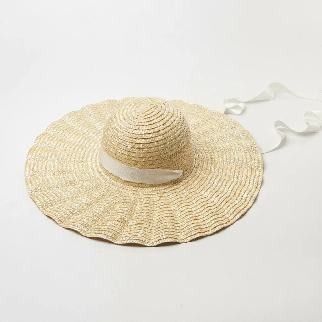 Chapeau de Paille Femme – Bord Large Ondulé avec Cordons