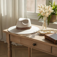Chapeau Fedora Effet Suédine – Bandeau Motif Graphique